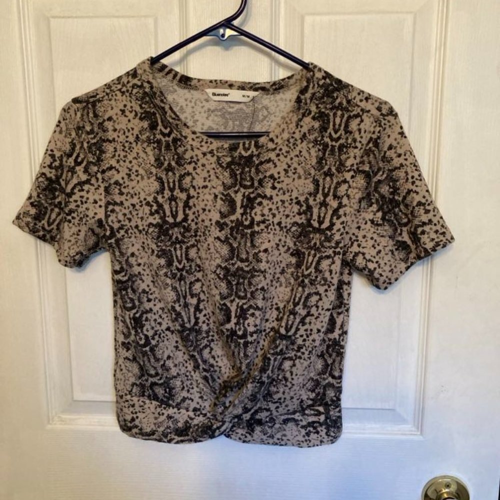 Women's short sleeved crop top sweater